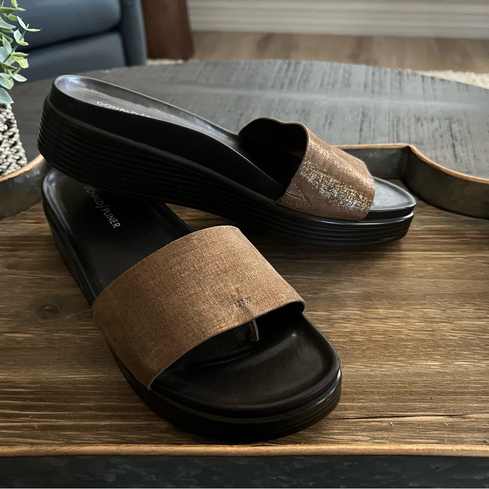 Donald Pliner platform sandal Fiji suede slide, EUC size 10